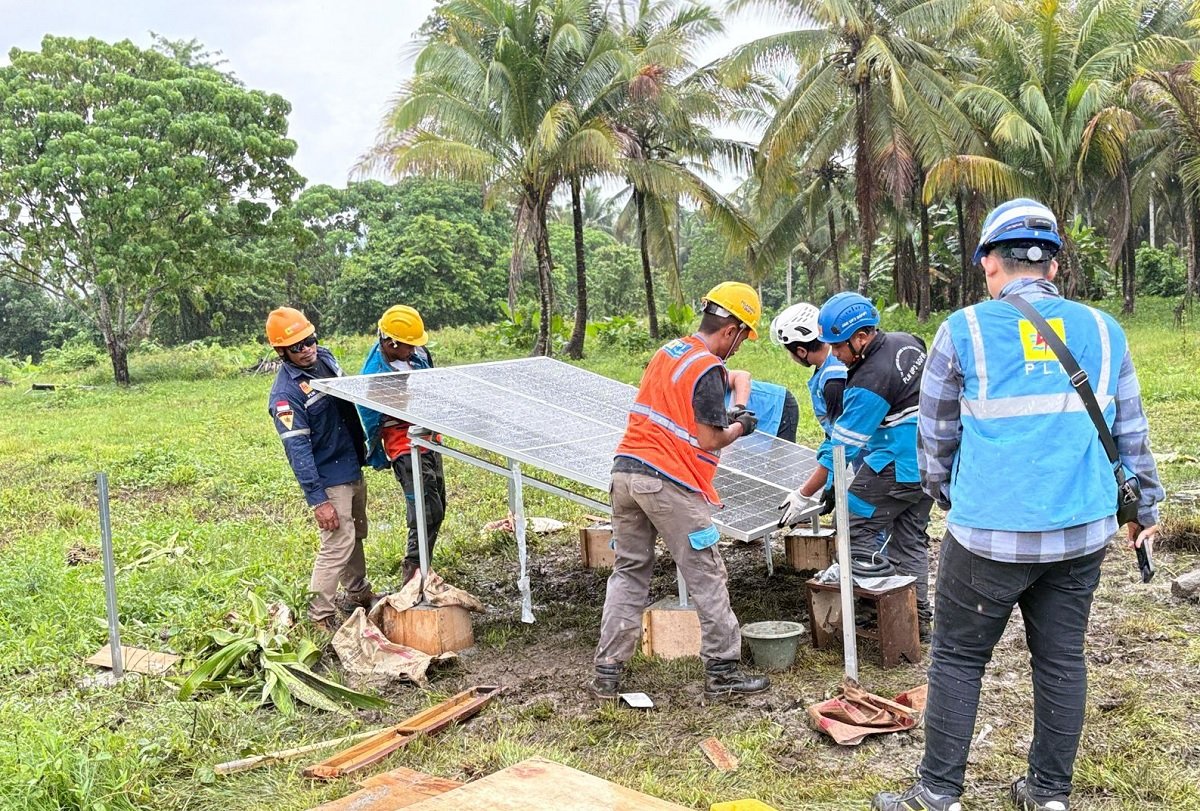 Pemasangan peralatan SuperSun energi berbasis tenaga surya TK Rindu Alam, yang terletak di Desa Wasileo, Kecamatan Maba Utara, Kabupaten Halmahera Timur, Maluku Utara.