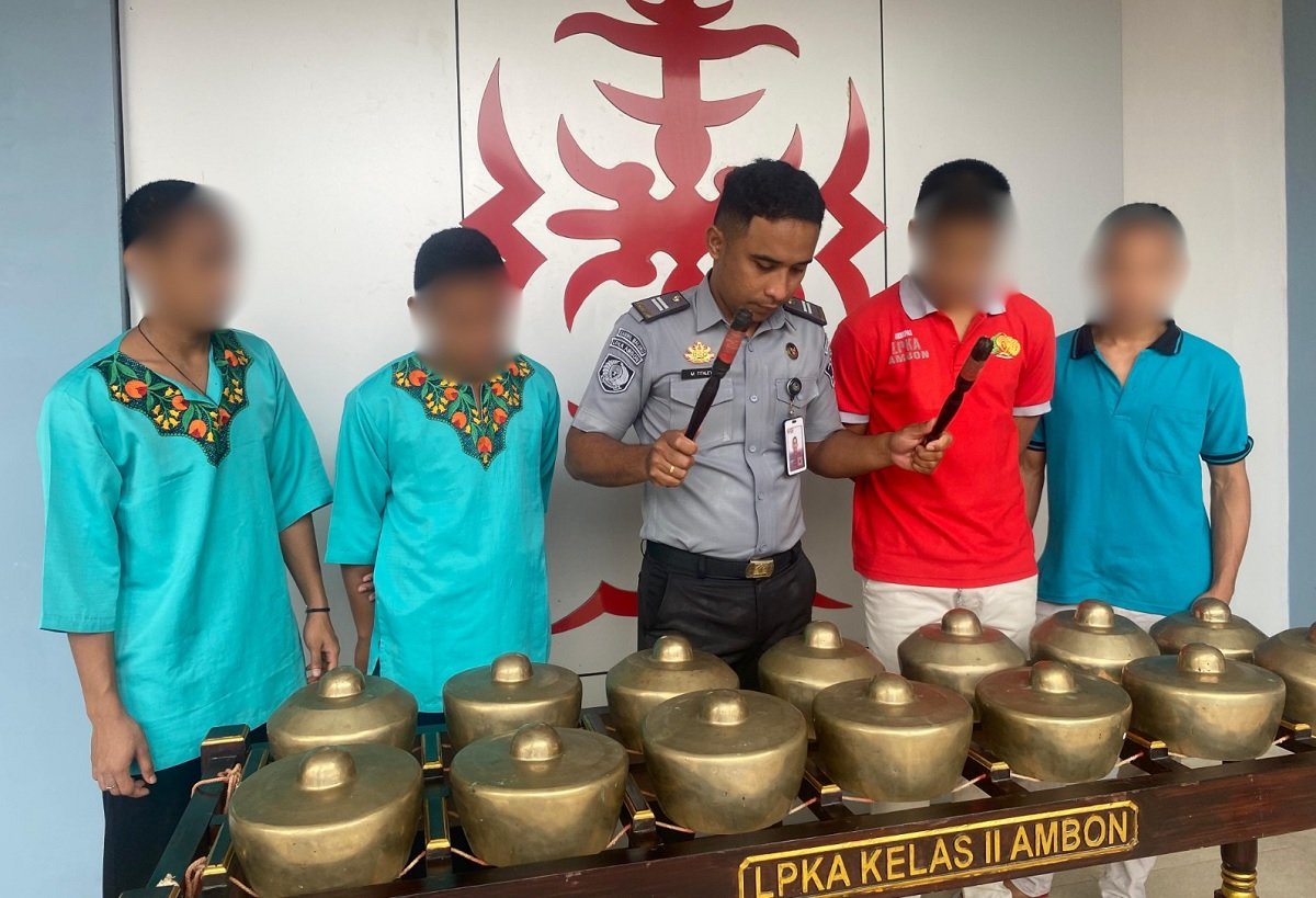Kegiatan pelatihan bermain musik totobuang dilakukan Lembaga Pembinaan Khusus Anak Kelas II Ambon kepada anak-anak binaan.