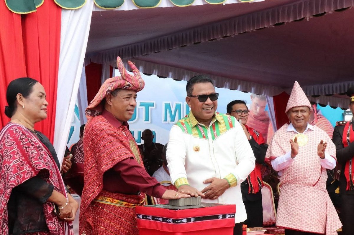 Wakil Gubernur Maluku, Abdulah Vanath dan Bupati MBD Benjamin Noach, didampingi Forkopimda Provinsi Maluku dan Kabupaten MBD daat meresmikan sebanyak lima Terminal Khusus Tempat Pemeriksaan Keimigrasian pada Senin (21/7/2025).