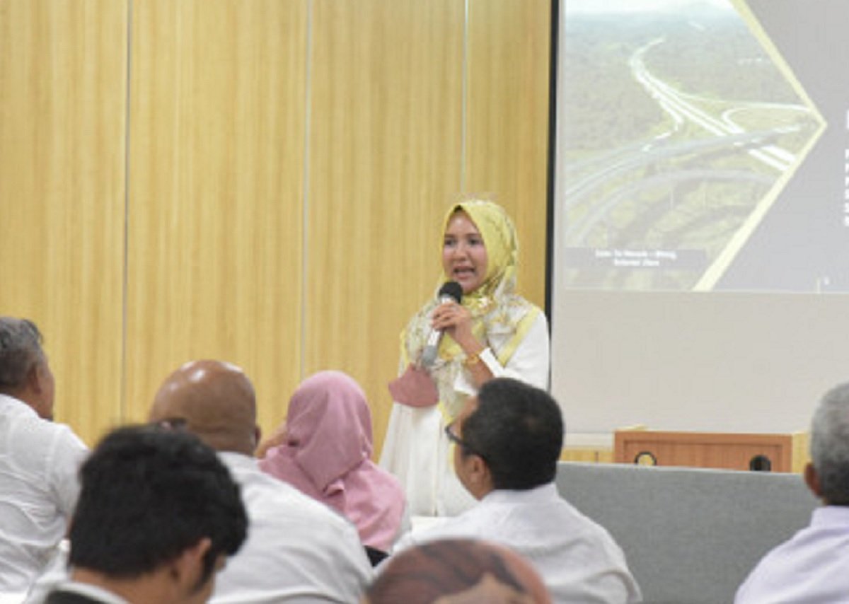 Yana Astuti, ST., MT saat memberikan materi pada kegiatan Evaluasi Pelaksanaan Pemilihan Penyedia Jasa melalui E-Purchasing di BBPJN Jawa Tengah - DI.Y (Foto : binamarga.pu.go.id)