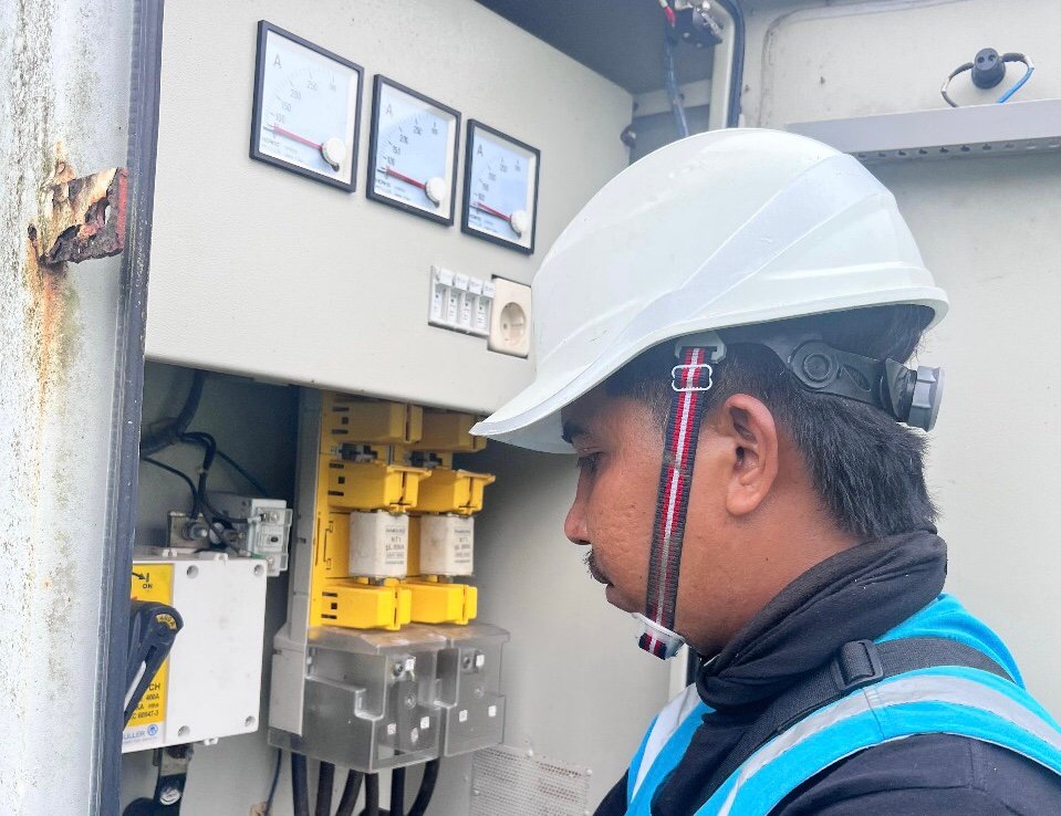 PLN ULP Bula berhasil melistriki Desa Selor, Kecamatan Kilmuri, Kabupaten SBT pada 17 Agustus 2025.