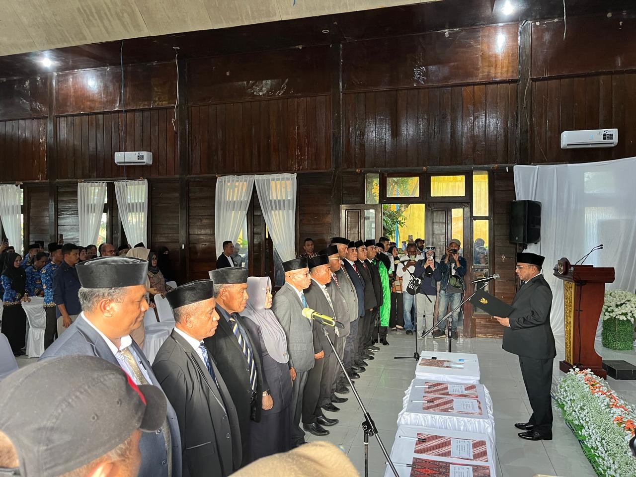 Bupati SBT, Fachri Husni Alkatiri lantik sejumlah pejabat pimpinan tinggi di lingkup SBT. (foto : beritabeta.com)