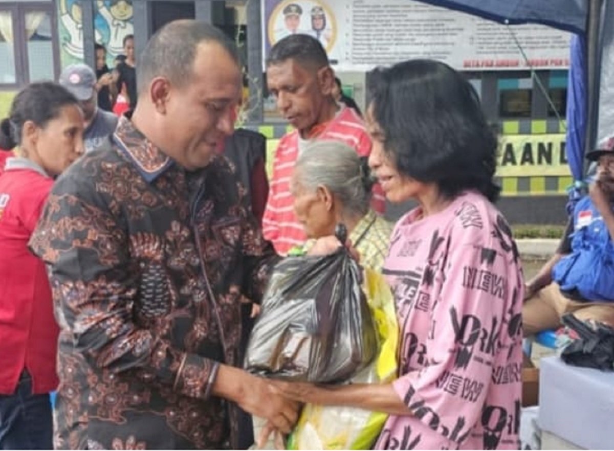 Bupati Maluku Tengah Zulkarnain Awat Amir menyerahkan bantaun kepada warga korban kebakaran di Desa Hunuth