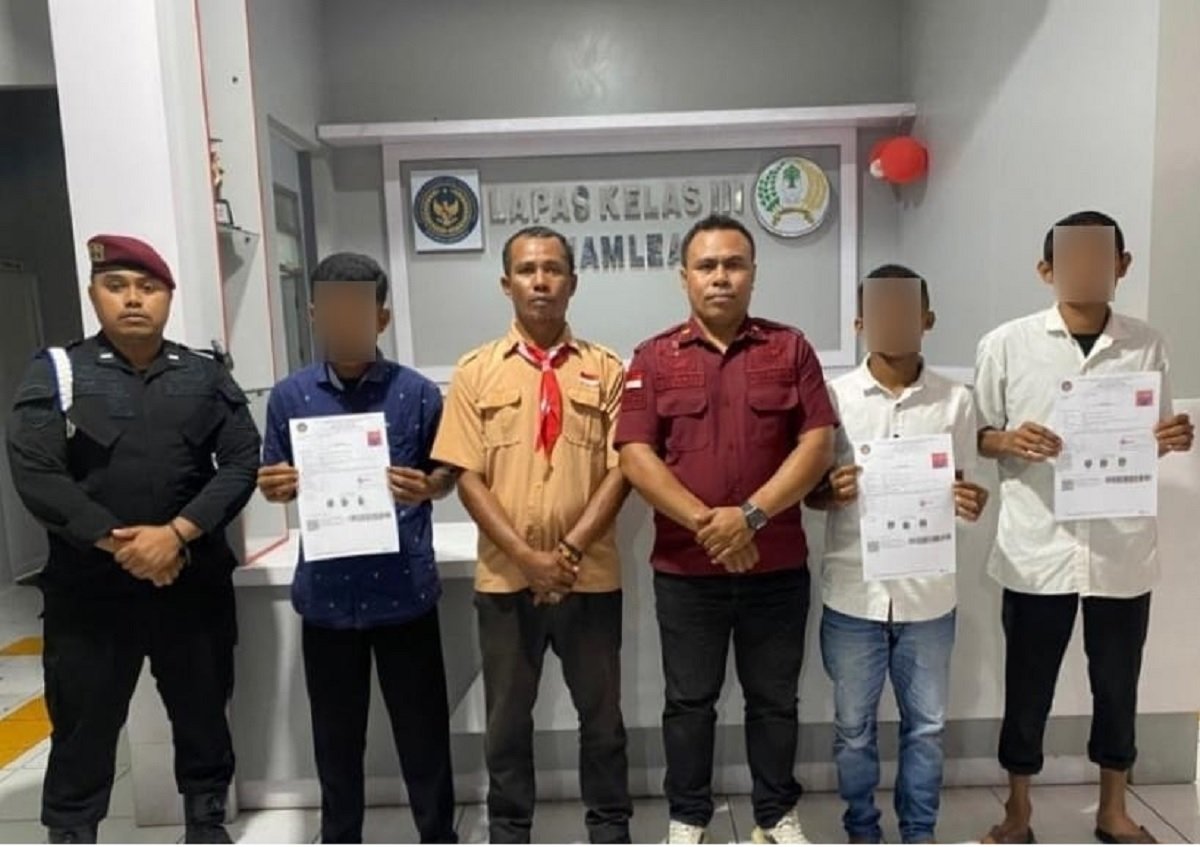Tiga orang warga binaan Lembaga Pemasyarakatan (Lapas) Kelas III Namlea menjalankan program Cuti Bersyarat (CB) terhitung mulai hari, Kamis 14 Agustus 2025.