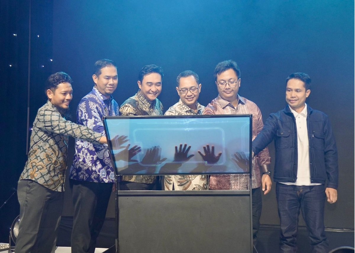 Prosesi Launching Home Charging Services (HCS) Ultima di Surabaya, Rabu (27/8) oleh Direktur Perencanaan dan Pengembangan PLN Icon Plus, Aditya Syarief Darmasetiawan (kedua dari kanan), General Manager PLN Unit Induk Distribusi Jawa Timur, Ahmad Mustaqir (kanan), Executive Vice President Penjualan dan Pelayanan Pelanggan Retail PLN, Daniel Lestanto (ketiga dari kanan), Direktur Operasi dan Pengembangan Usaha PLN Nusa Daya, Reny Wahyu Setiaswan (ketiga dari kiri), COO PT Amara Tujuh Perjuangan (Seven Events), Agus Riyadi (kedua dari kiri), dan Vice President Niaga dan Pemasaran PLN ES, Agung Fajar Santosa (kiri).