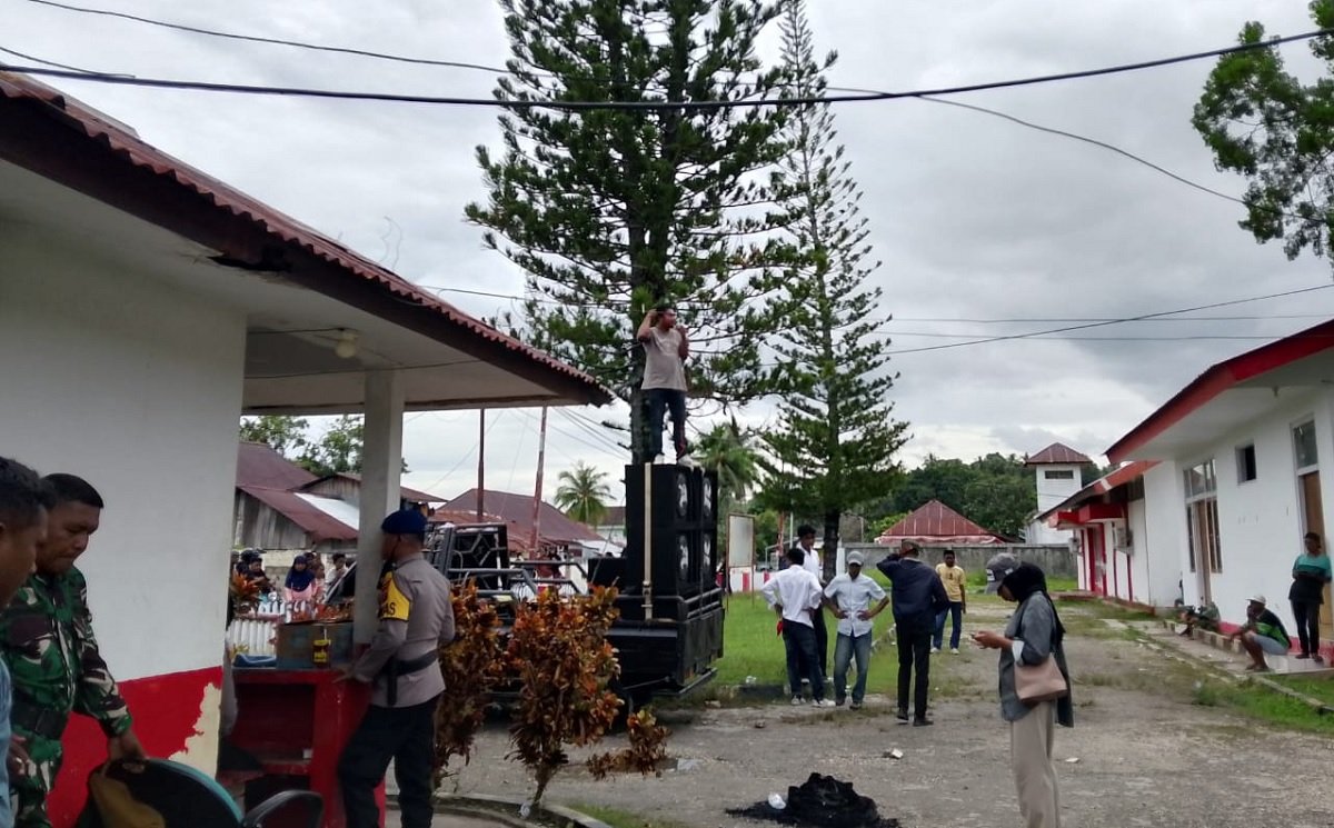Gerakan Mahasiswa Pemuda Republik Indonesia (GMPRI) Cabang Kabupaten Buru menggelar aksi unjuk rasa di depan Kantor Telkom Namlea Jumat (22/8/25).