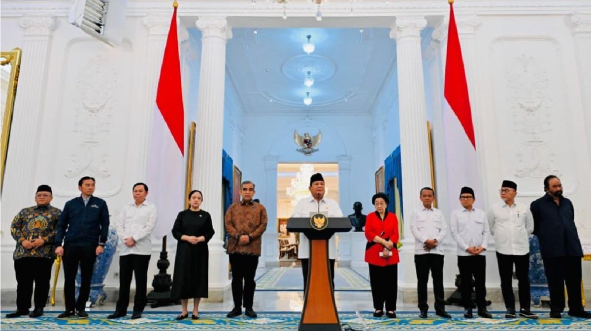 Presiden Prabowo Subianto memberikan keterangannya bersama pimpinan lembaga negara dan ketua umum partai politik di Istana Merdeka, Jakarta, pada Minggu, 31 Agustus 2025. Foto: BPMI Setpres/Laily Rachev