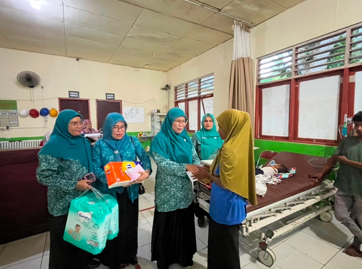 TP-PKK SBT menjenguk dan memberikan bantuan kepada pasien gizi buruk di RSUD Bula. (foto : beritabeta.com)