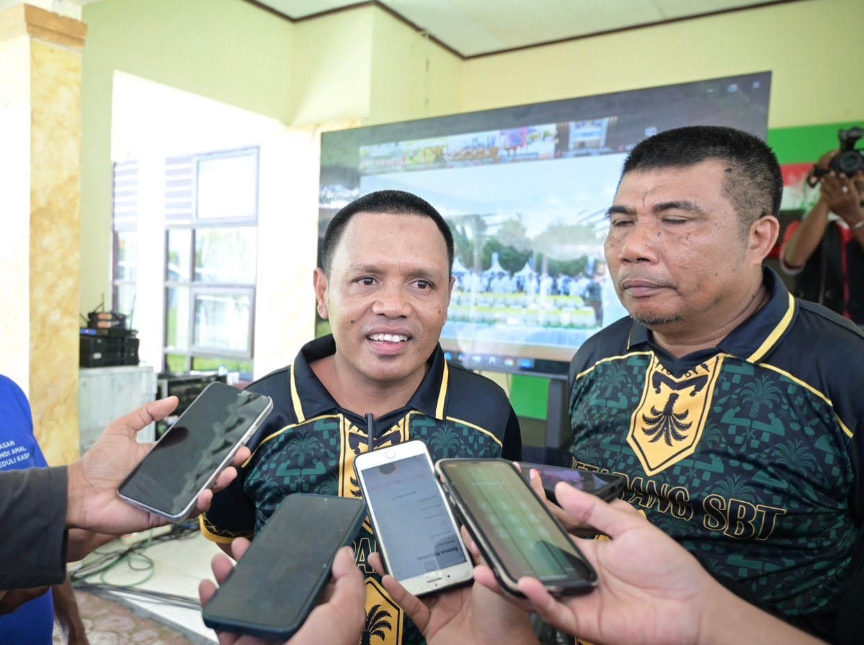 Plt Kepala Dinas Ketahanan Pangan SBT, Novel Alkatiri memberikan keterangan kepada wartawan.
