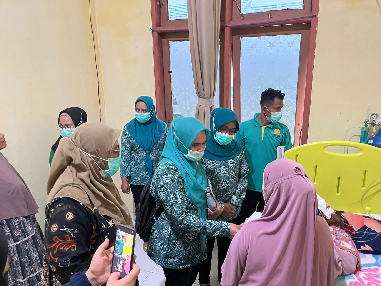 TP-PKK SBT kunjungi dua pasien gizi buruk di RSUD Bula. (foto : beritabeta.com)