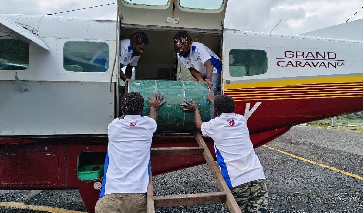 Proses distribusi BBM ke wilayah Papua Pengunakan menggunakan peswat terbang menuju ke Bandara Karubaga, Papua Pegunungan.