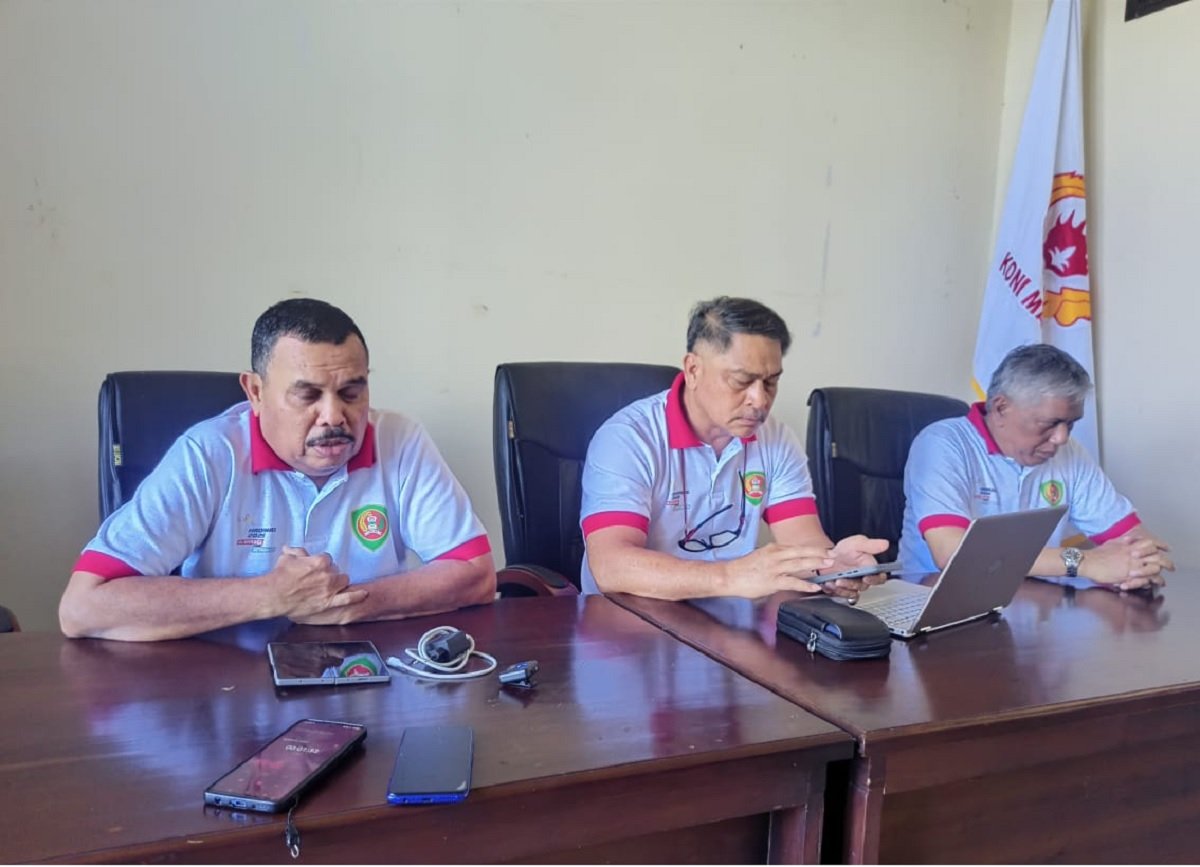 Ketua Umum KONI Maluku, M.A.S. Latuconsina, bersama Komando Pengendali Kontingen PON Beladiri Maluku Dr. Albertus Fenanlampir, M.Pd AIFO, saat memberikan keterangan pers di Ambon, Rabu 10 September 2025 (Foto : Humas KONI Maluku )