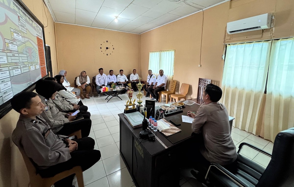 Kapolsek Namlea, Iptu Charles Langitan SH MH saat bertatap muka dan bersilaturahmi dengan Kepala Desa se- Kecamatan Namlea dan Lilialy, Kabupaten Buru, Maluku, di Namlea, Rabu (10/9/2025).