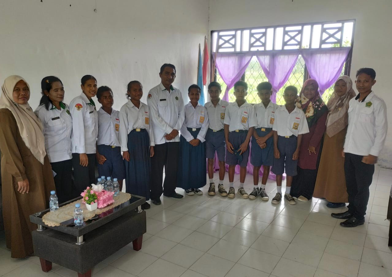 Kepala SMP 37 SBT bersama sejumlah siswa-siswi foto bersama Kepala Bimas Kristen Protestan dan tenaga penyuluh di SMP 37 SBT. (foto : istimewa)