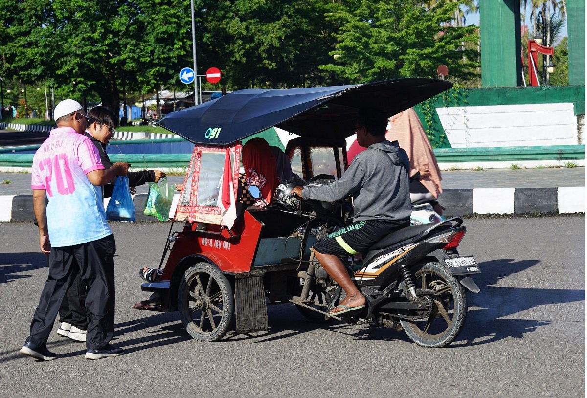 Pembagian makanan gratis kepada pengemudi bentor