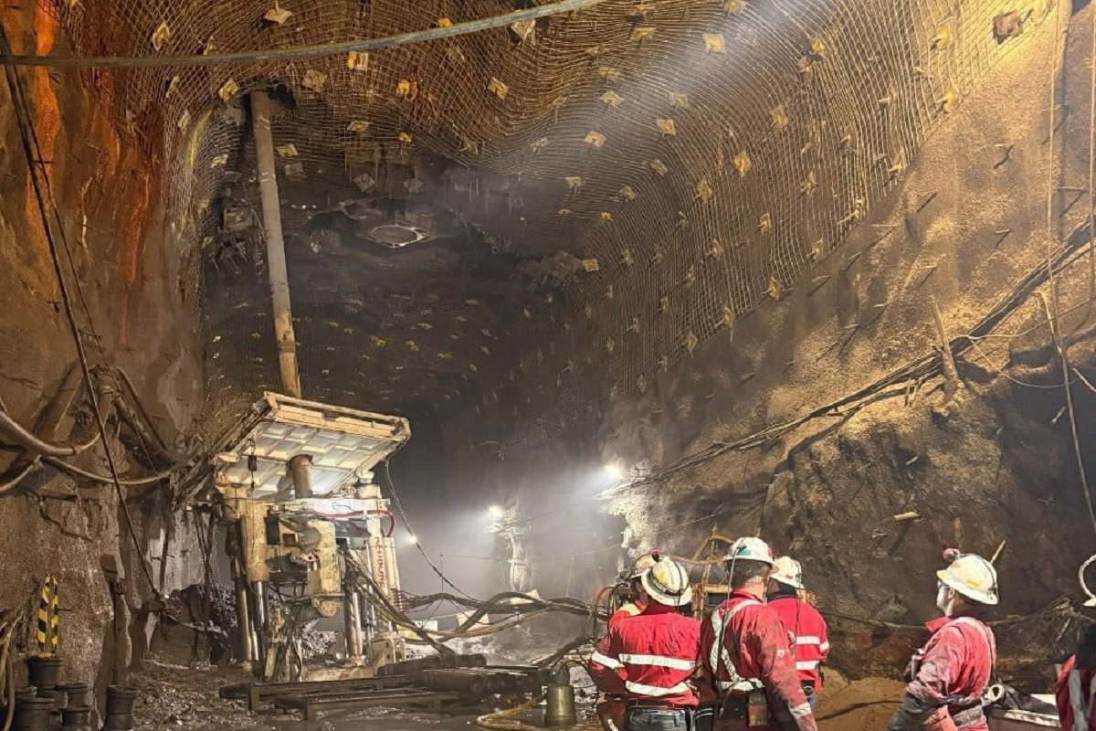 Proses evakuasi 7 pekerja kontraktor tambang Freeport Indonesia yang terjebak insiden luncuran material basah di tambang Grasberg, Papua Tengah/Dok. Freeport