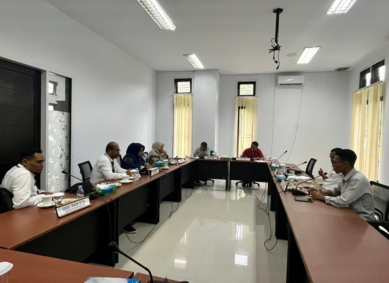 Komisi I DPRD SBT menggelar RDP dengan Pemkab setempat untuk membahas tantang pemberkasan dan besaran upah PPPK paruh waktu. (foto : beritabeta.com)