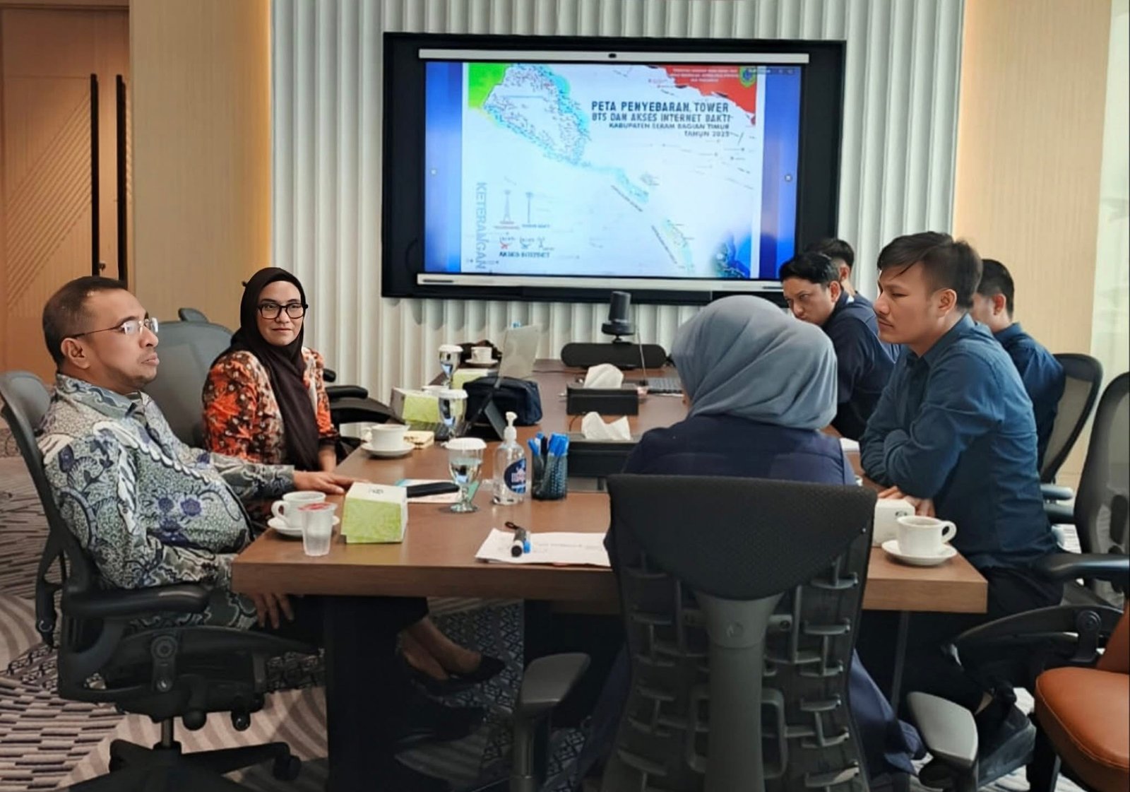 Bupati SBT, Fachri Husni Alkatiri bersama Kepala Dinas Kominfo SBT, Sitti R. Meutia Manaban melakukan audiens dengan Direktur Bakti Kominfo, Fadhilah Mathar di Jakarta pada 17 September 2025.