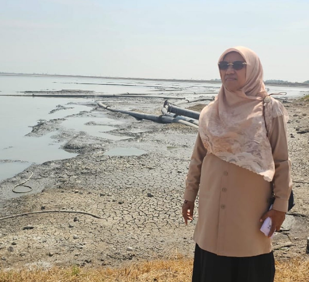 Anggota DPR RI Komisi V dari Fraksi PKS, Saadiah Uluputty  saat melakukan kunjungan ke lokasi Lumpue Lapindo, Sidoarjo Jawa Timur
