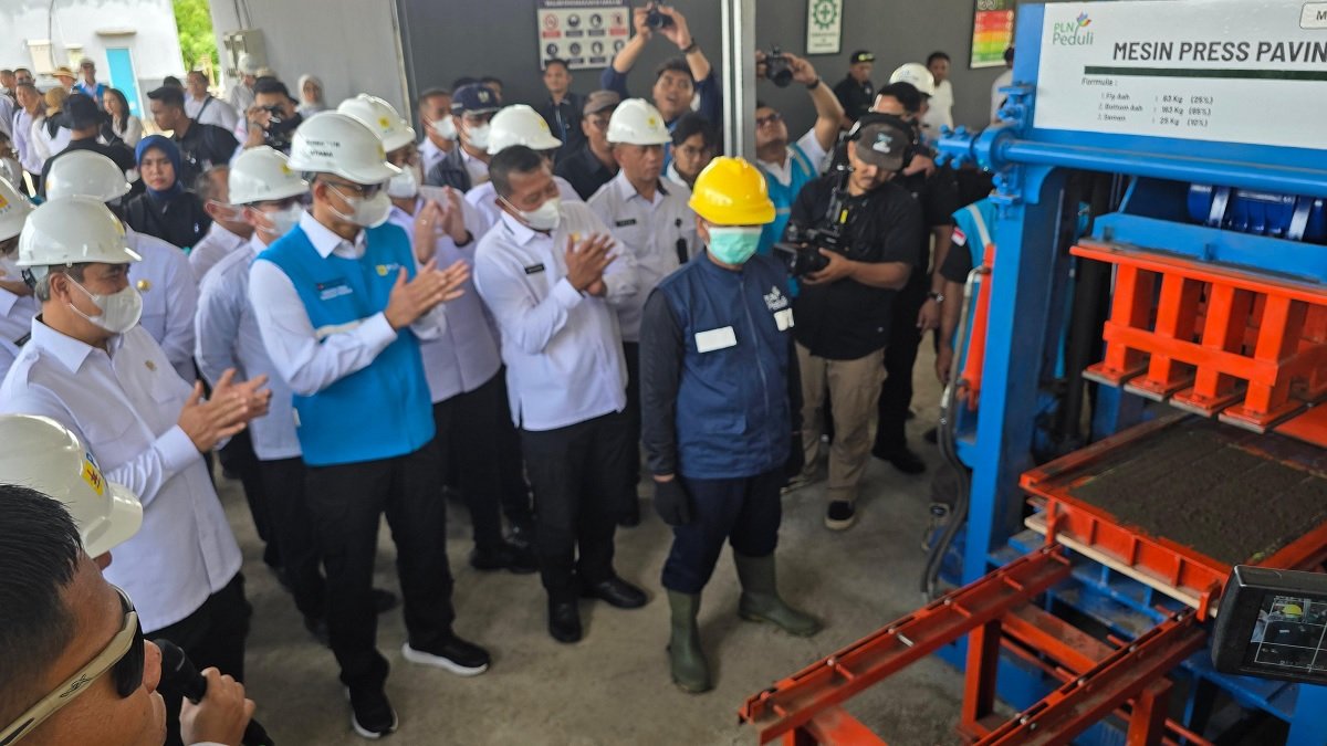 Menteri Imigrasi dan Pemasyarakatan (Imipas), Agus Andrianto (kiri), Direktur Jenderal Pemasyarakatan, Mashudi (ketiga dari kiri) dan Direktur Utama PLN, Darmawan Prasodjo (kedua dari kiri) menyaksikan proses pengolahan FABA menjadi paving block oleh warga binaan di workshop FABA Lapas Nusakambangan, Cilacap, Jawa Tengah, pada Selasa (9/9/2025).