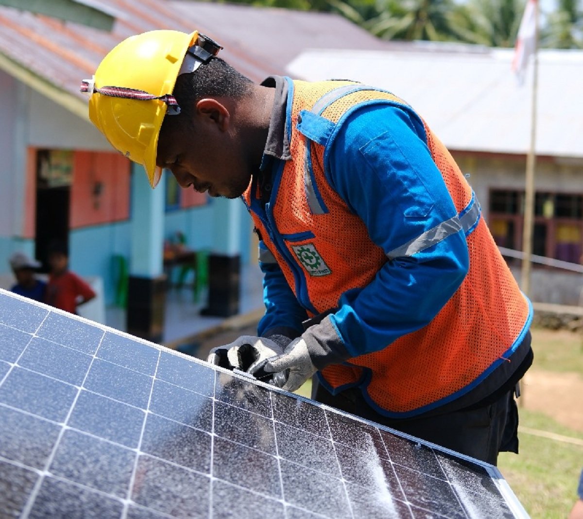 Pemasangan panel surya dilakukan oleh petugas PLN UP3 Tobelo