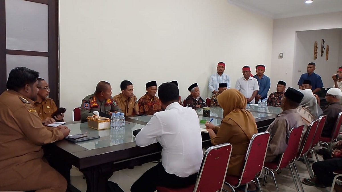 Wakil Bupati M.Miftah Thoha R Wattimena didampingi Sekda A.Quadri Amahoru, saat menerima perwakilan pendemo dari Negeri Danama di Kantor Bupati SBT, Senin (8/9/2025).