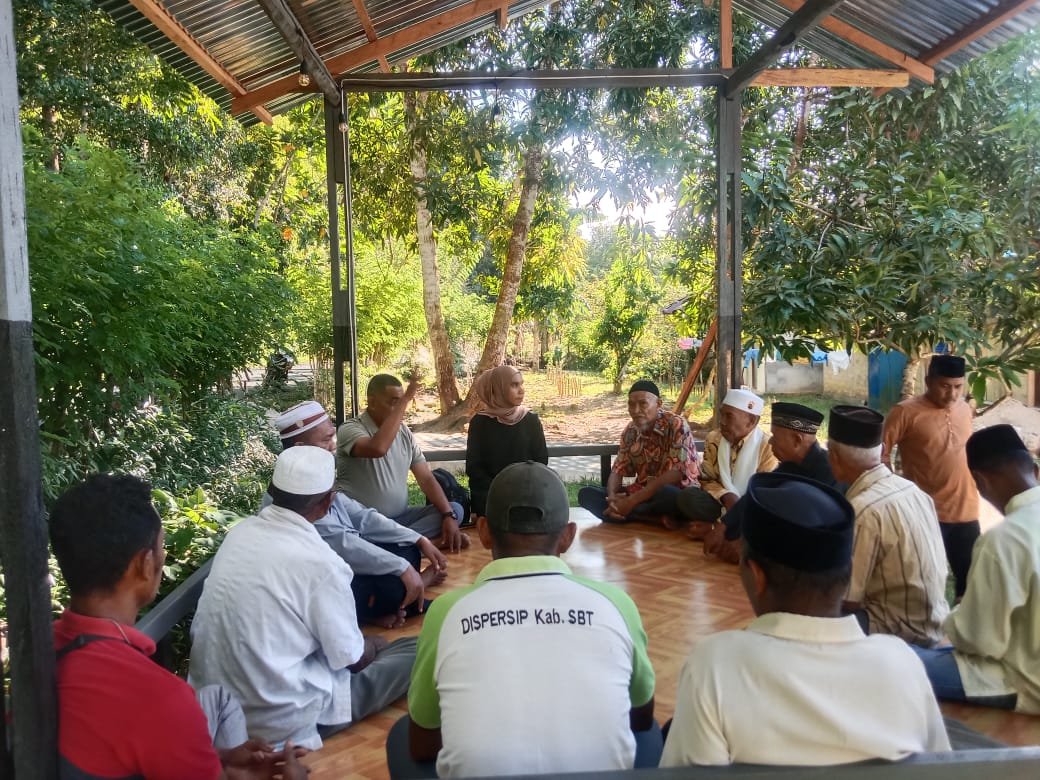 Petugas Kesra SBT serahkan insentif kepada para pelayan agama di Kecamatan Pulau Gorom. (foto : istimewa)