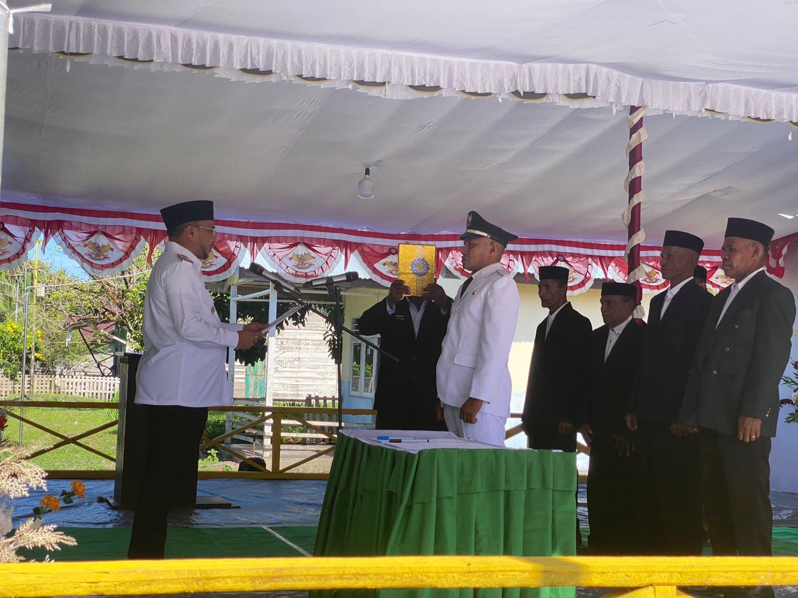 Bupati SBT, Fachri Husni Alkatiri melantik Pejabat Kepala Negeri dan BPN Batuasa. (foto : istimewa)