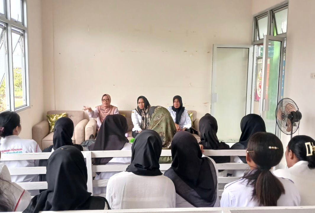 Plt Kepala Dinkes SBT, Punira Kilwalaga gelar pertemuan dengan Nakes di Puskesmas Teor. (foto : istimewa)