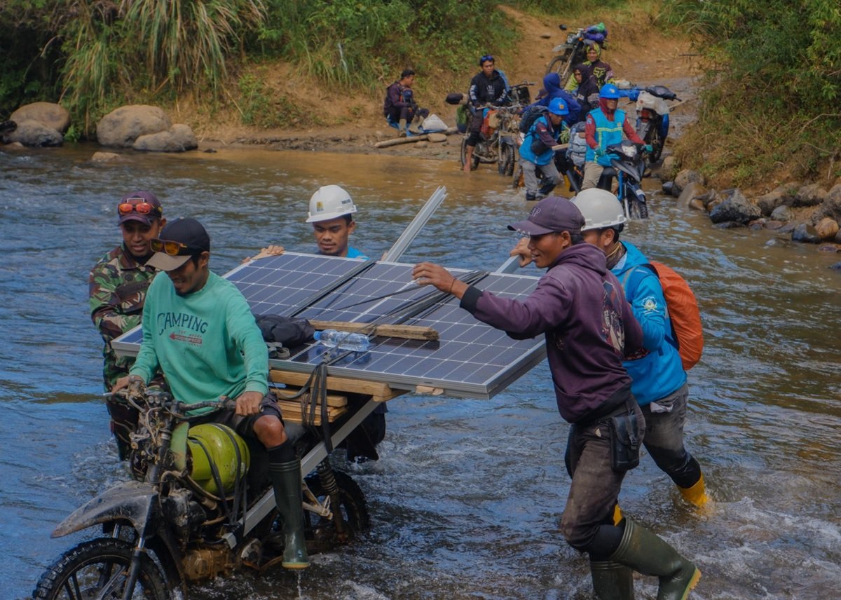 Petugas PLN bersama warga bahu-membahu membawa panel surya melintasi sungai. Upaya ini menjadi bagian dari perjalanan Program Listrik Desa (Lisdes) melalui SuperSUN dalam menghadirkan akses listrik bagi warga di Kecamatan Seko, Luwu Utara, Sulawesi Selatan. Hadirnya listrik hingga ke pelosok daerah tertinggal, terdepan, dan terluar (3T) merupakan komitmen PLN untuk terus berperan aktif mendorong geliat pertumbuhan masyarakat, sebagai fondasi ekonomi, pendidikan, dan kesehatan.
