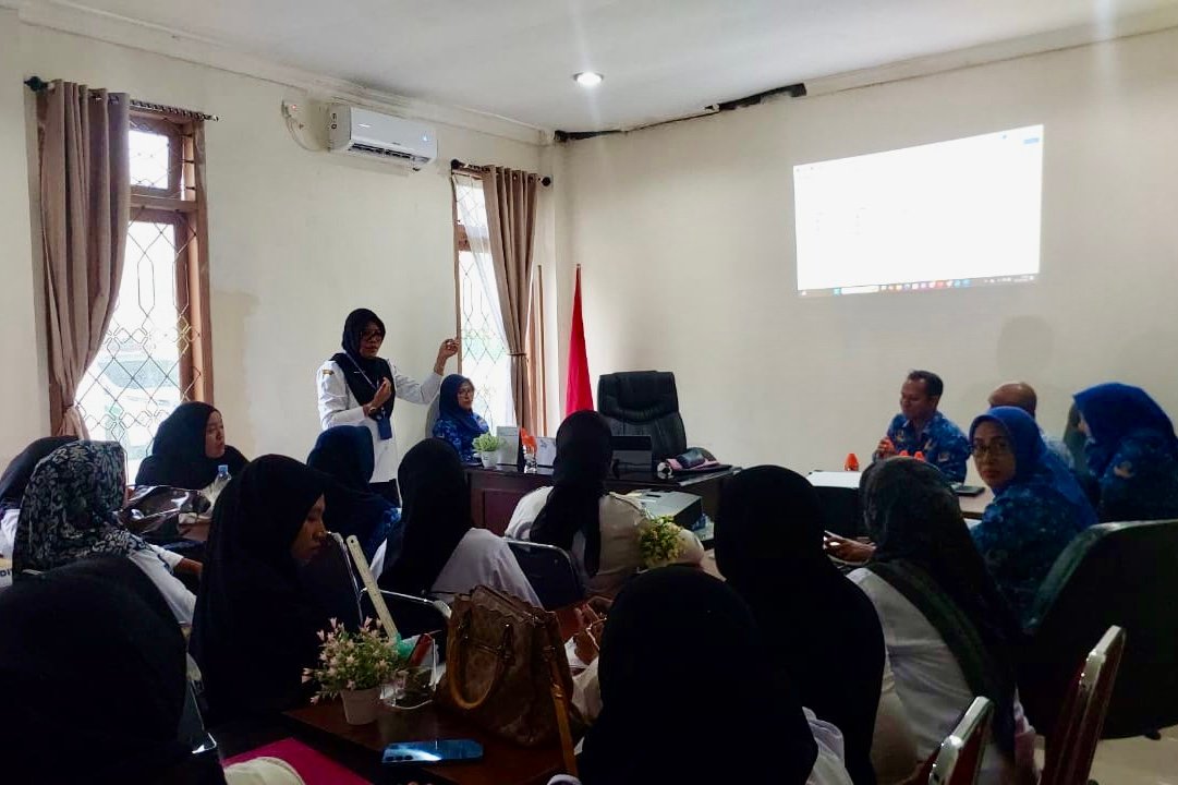 Plt Kepala Dinkes Kabupaten SBT, Punira Kilwalaga melakukan sosialisasi pemanfaatan website ‘Satu Data Dinkes’