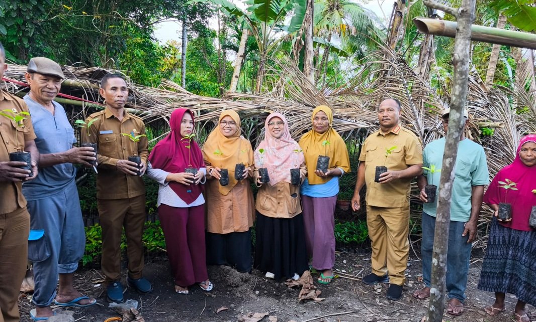 Anggota DPR RI, Saadiah Uluputty, bersama anggota kelompok usaha tani Hatay di DEsa HUaloi