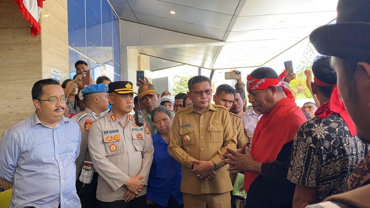 Walikota Ambon, Bodewin M. Wattimena menyaksikan pembongkaran sasi adat di Supermarket Dian Pertiwi. (foto : istimewa)