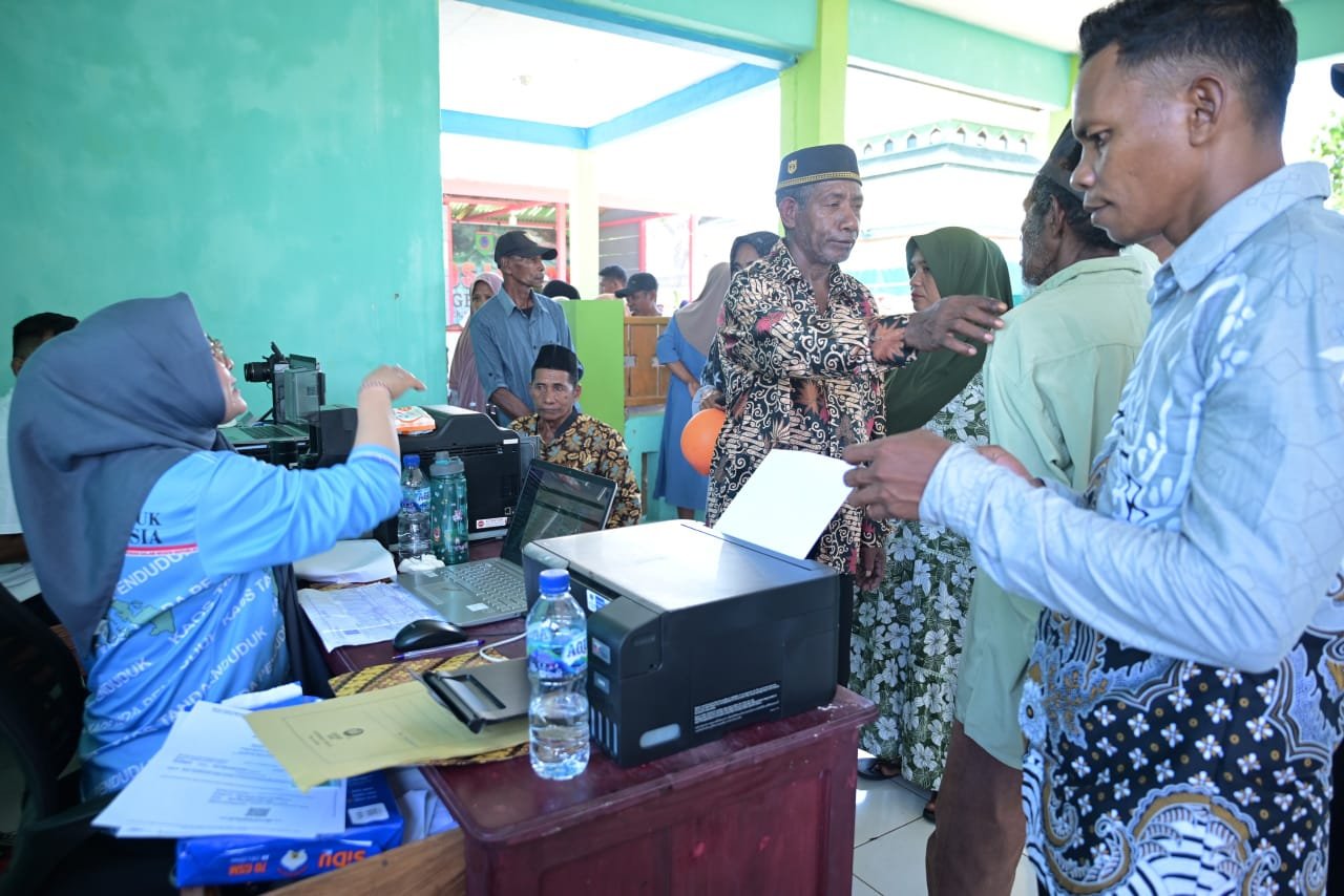 Dinas Dukcapil SBT melayani pengurusan dokumen kependudukan di Desa Batuasa, Kecamatan Werinama. (foto : istimewa)