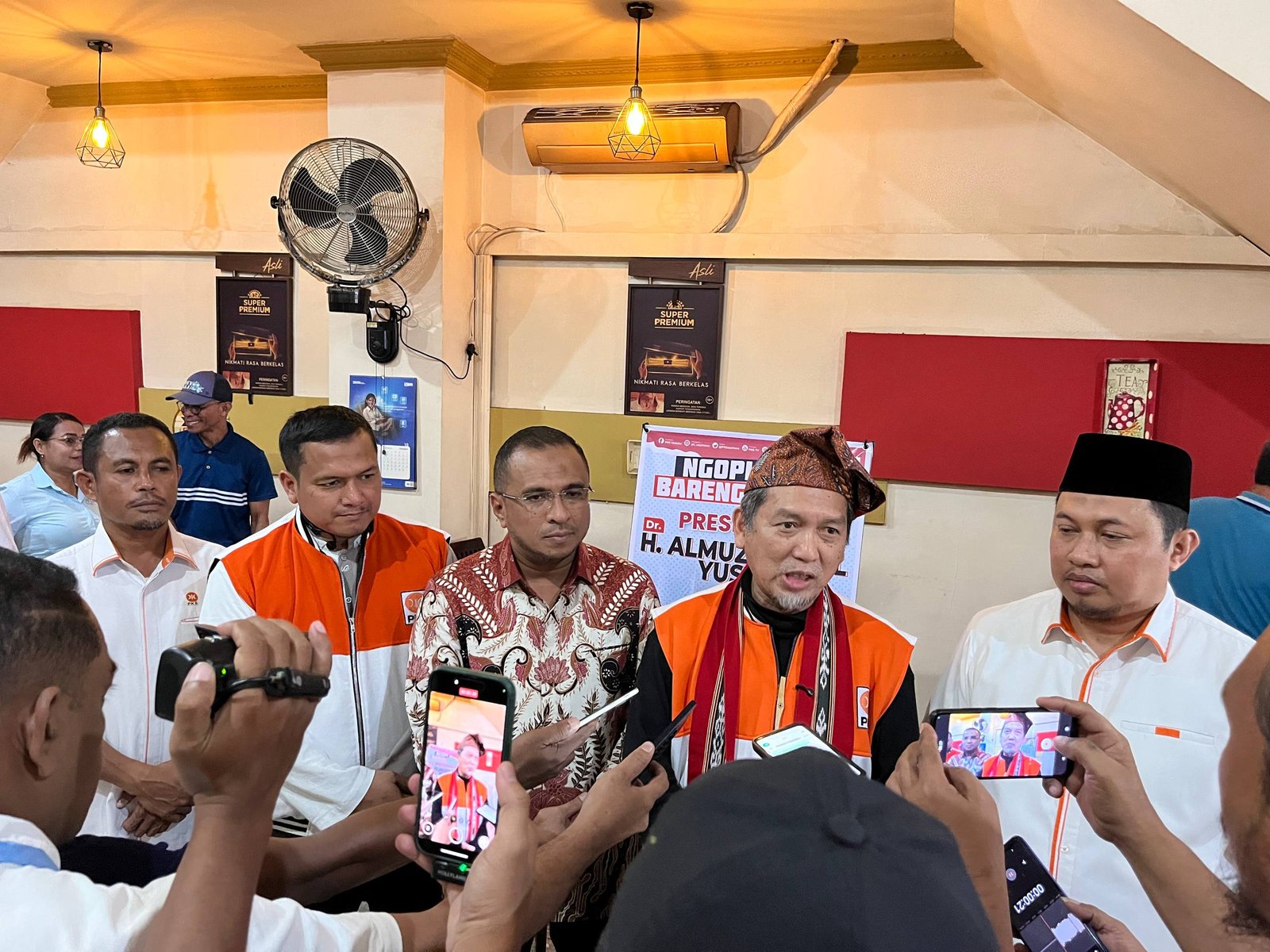 Presiden PKS, Almuzzammil Yusuf memberikan keterangan kepada wartawan di Ambon.