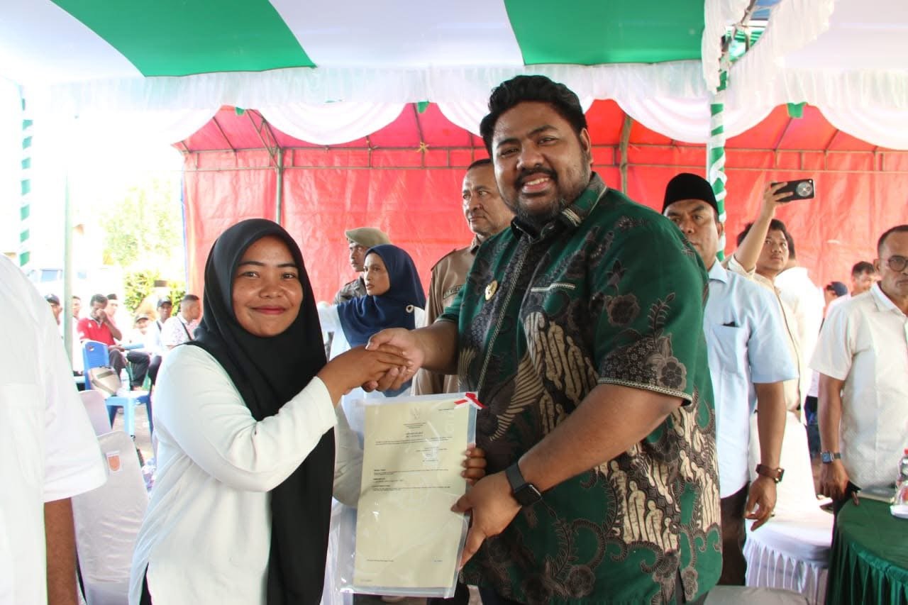 Waki Bupati SBT, Muhammad Miftah Thoha Rumarey Wattimena menyerahkan SHM di Desa Rukun Jaya.