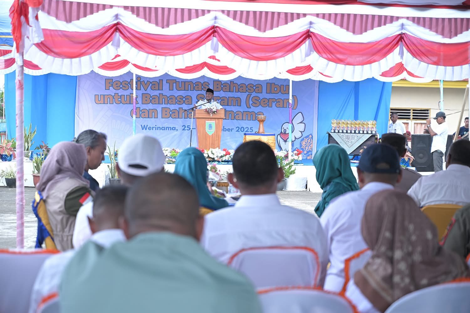 Bupati SBT, Fachri Husni Alkatiri menyampaikan sambutan sekaligus membuka kegiatan Festival Tunas Bahasa Ibu yang digelar di Taman Kota Werinama, Sabtu (25/10/2025).
