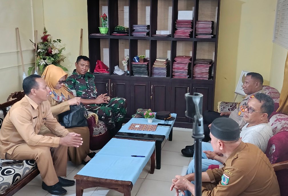 Kapolsek Bula, Iptu Izaak Tahapary menggelar pertemuan dengan Kepsek SD 5 SBT Hamida Kilbaren, Sekretaris Desa Sesar  Abu Mahu, para guru, Babinsa dan Bhabinkamtibmas di SD 5 SBT. (foto : istimewa)