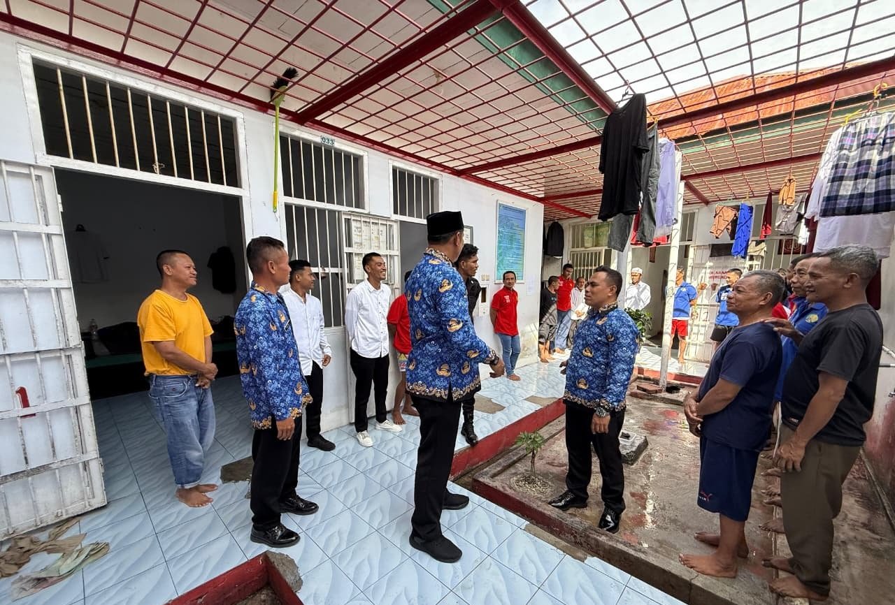 Kepala Lapas Namlea, Muhammad M. Marasabessy beserta jajaran subseksi keamanan dan ketertiban (kamtib) saat mengunjungi blok-blok hunian warga binaan, pada Selasa pagi (28/10/2025).