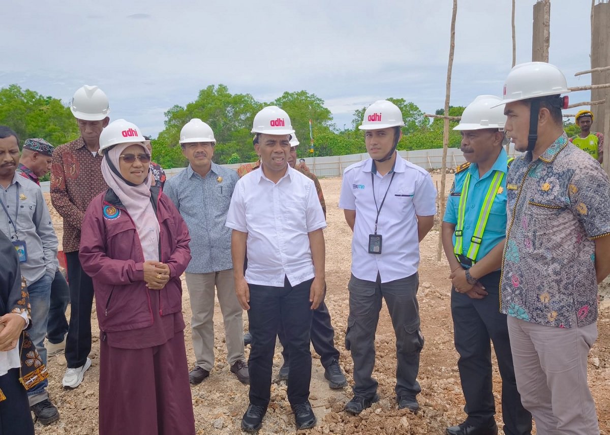 Anggota Komisi V DPR RI Fraksi PKS Dapil Maluku, Saadiah Uluputty, ST, saat meninjau proyek kampung nelayan di Kota Tual