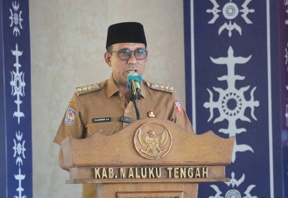 Bupati Maluku Tengah Zulkarnain Awat