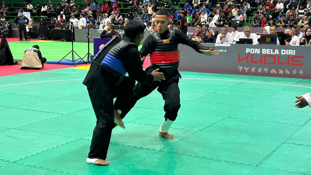 Pesilat Arwin Ibrahim yang turun di kelas C saat berlaga melawan Ragil Kurniawan, pesilitas asal Sumatera Selatan di arena PON Beladiri Kudus 2025