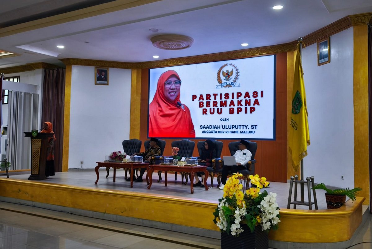 Anggota DPR RI Dapil Maluku Saadiah Uluputty, ST, ssat memberikan sambutan pada kegiatan Partisipasi Bermakna RUU BPIP yang berlangsung di Aula Kantor Wali Kota Tual, Jumat (24/10).