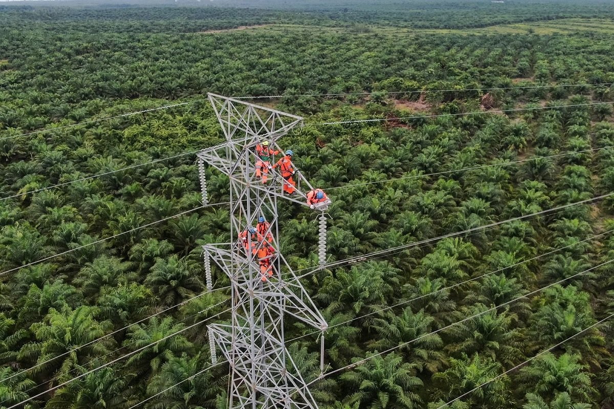 Saluran Udara Tegangan Tinggi (SUTT) 150 kiloVolt (KV) Bengkayang - Singkawang, Kabupaten Bengkayang, Kalimantan Barat.