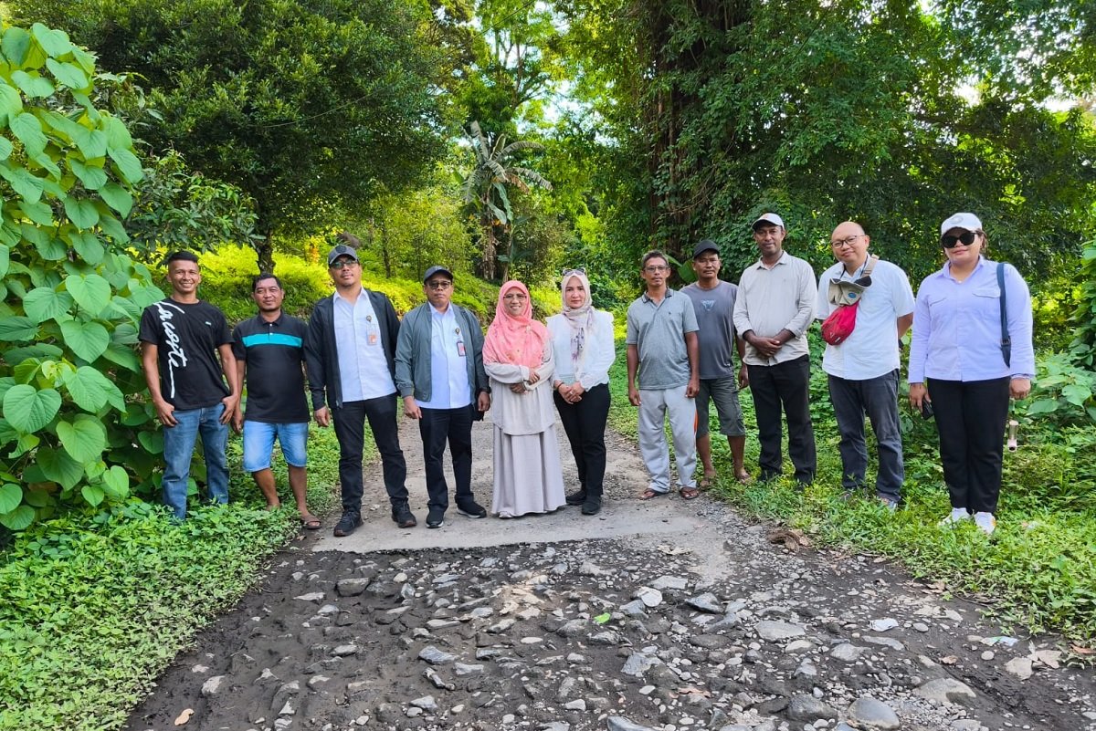 Kunjungan Anggota DPR RI Saadiah Uluputty bersama kepala Balai Pelaksana Jalan  Nasional Maluku meninjau kondisi jalan lingkar Banda Besar
