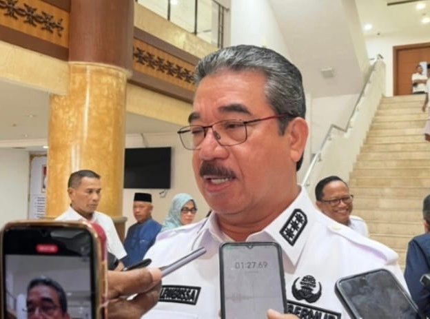 Gubernur Maluku, Hendrik Lewerissa memberikan keterangan kepada wartawan.