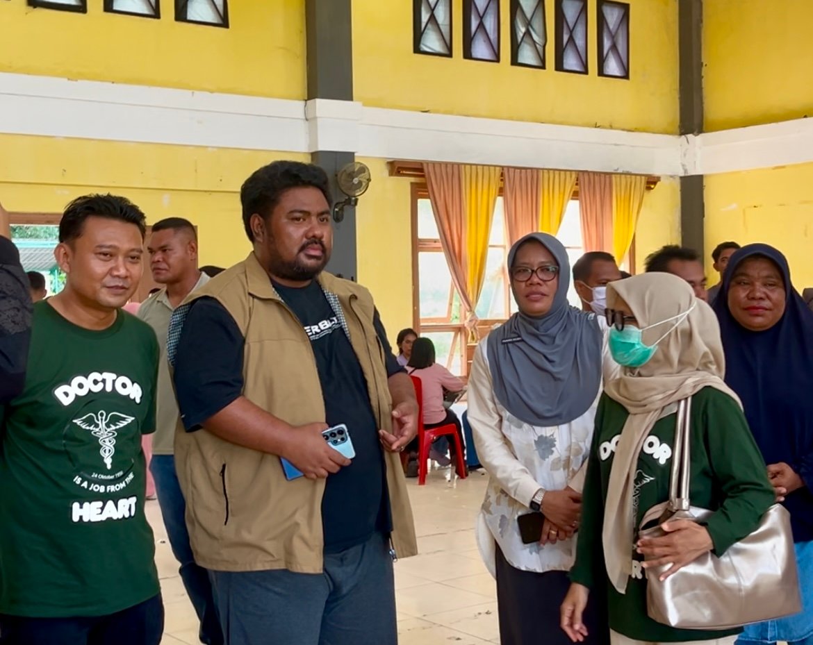 Wakil Bupati SBT Muhammad Miftah Thoha Rumarey Wattimena bersama Plt Kepala Dinkes SBT Punira Kilwalaga, Direktur RSUD Bula Deny Suryana dan Ketua IDI SBT Vinny S. Rumalessin memantau kegiatan pengobatan gratis. (foto : beritabeta.com)