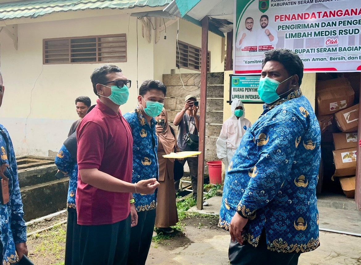 Wakil Bupati SBT Muhammad Miftah Thoha Rumarey Wattimena, Direktur RSUD Bula dr. Deny Suryana dan Marketing Area Maluku PT Univeesal ECO Pasifik Muhammad Darmawan memantau pengangkutan limbah medis di RSUD Bula. (foto : beritabeta.com)