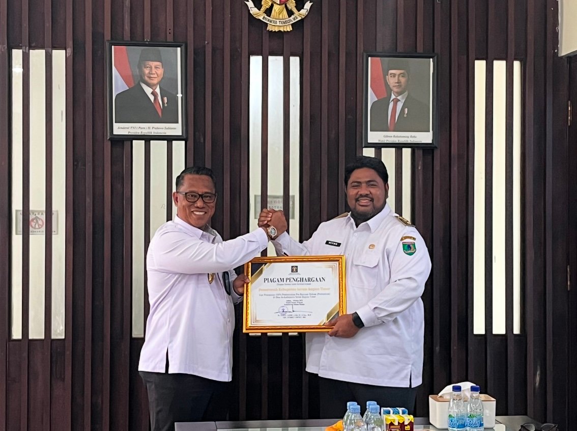 Kepala Kanwil Kemenkum Maluku, Saiful Sahri menyerahkan piagam penghargaan dari Kemenkum RI kepada Pemkab SBT yang diterima oleh Wakil Bupati SBT, Muhammad Miftah Thoha Rumarey Wattimena. (foto : beritabeta.com)