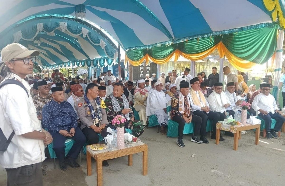 Acara peletakan batu pertama pembangunan masjid di Leksula